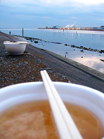 羽田空港の大鳥居で、しじみ汁を頂戴しました。ここは、初日の出を拝むスポットらしく、毎年、無料で配っているそうです。しじみは、この写真に写っている多摩川河口でとれたものです。大晦日に深酒した人は是非。でも、しじみ汁の隣で、お酒も配っていたけど、、、、