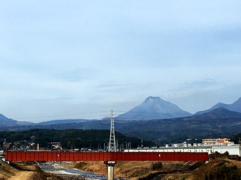 由布岳 薄く雪化粧をしています。