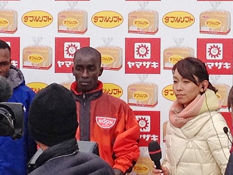 レオナルド選手と出水アナ。