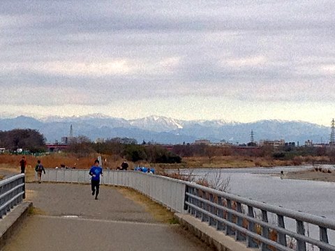 冬らしく、雲が低く、かなり寒く感じました。ただ、空気が澄んでいるのか、遠くの雪山がよく見えました。