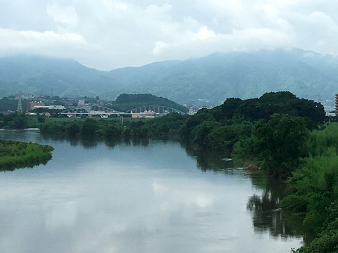 山には厚い雲がかかっているが、大分市は降っていない。大分川の水位もそれほど上がっていない。ほぼ「いつも通り」と言って良いくらい。
