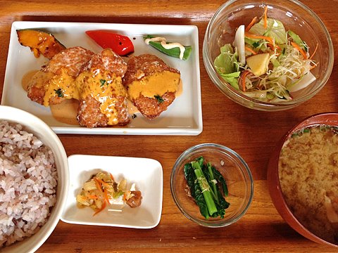 「野菜たっぷりヘルシーセット」ですが、結構なボリュームです。