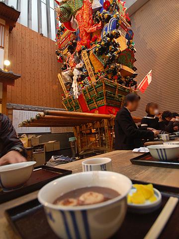 トップランナーは速いので、応援もすぐに終わり、帰りの便までかなり時間が余りました。
ビリケンサックさんと応援の疲れを癒しに川端ぜんざいへ。