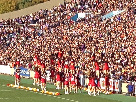 ハーフタイムでは、両校によるチアリーディング合戦。 私が学生の頃にはこんなパフォーマンスはありませんでした。ラグビーの人気回復策の一環でしょうか。 なお、この対決も早稲田の圧勝でした。