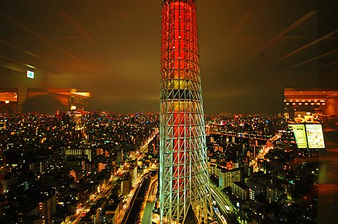 スカイツリーの隣のビルの30階から、スカイツリー込みの夜景がただで楽しめます。（本文とは関係ありません。travel-dbの人にはあまり関係ないかもしれませんが、クリスマスデートのために。）