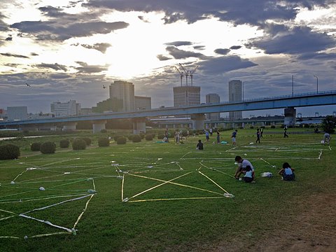 今日は多摩川花火大会。早朝から場所取り合戦。芝が痛むのでシートによる場所取りが禁止されているため、皆ビニール紐で場所取りをしている。