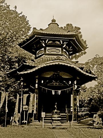 六角堂(不動堂)。
コンパクトデジカメで写真を撮っていると、時々ダイナミックレンジの狭さに腹が立って、無性に銀塩フィルム(しかも白黒)で撮りたくなりますね。この写真はフォトレタッチで技を駆使して無理やりダイナミックレンジを広げて加工したものです。