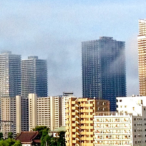 武蔵小杉のマンション群にたなびく雲。