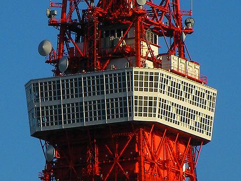 窓にハートの形の目張りが。