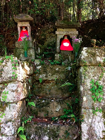 江戸時代からのお地蔵様。沿道が江戸時代からの通り道であることが分かる。