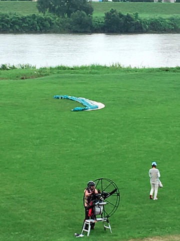パラグライダーをやろうとしている人もいた。