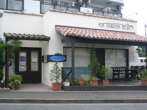ここも好きなケーキ屋さんです。今日はラッキーなことに夏休み中でした。