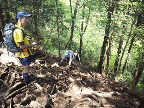 天狗岩を上る愛音ちゃんとRORYさん。愛音ちゃんのガッツに感動！この天狗岩、写真ではわかりにくいのですがかなり急で高いのです！