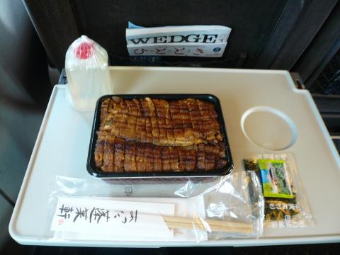 蓬莱軒のひつまぶし。平日のお昼前なのに長蛇の列ができていたので、折ひつまぶしにして新幹線で食べました。えびちゃ～ん、美味しかったよ～♪