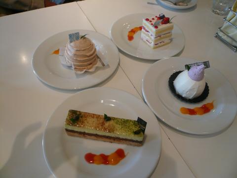 こんなお洒落なお店でお上品なケーキを。はなさんの「○○○大好き！」発言にはみんなドン引き。気をつけましょうね♪