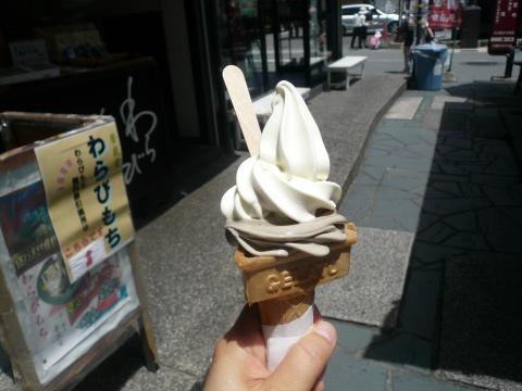 バスを待っている時キョロキョロしていたら後ろに何やら見覚えのある店名が。WAKAさんに教えて頂いた落ちないソフトクリーム屋さんでした。豆腐と黒豆きなこ、さっぱりというよりねっとりですけど美味しかったです。