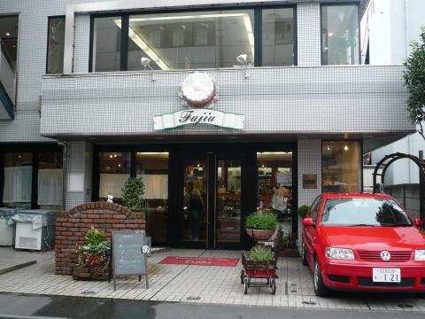 焼き菓子で有名なFUJIU。大好きなお店なので寄りたかったのですが、汗臭いまま入るわけに行かず、今日は断念。