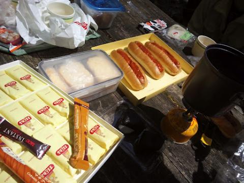 RORYさんの奥様お手製ケーキ＆ビリちゃんのお土産のままどおる（いつもありがとう！）。ケーキ、ふわふわで美味でした～。