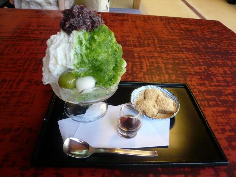 夏の京都はやっぱりこれでしょ～。好きなカキ氷のお店がたくさんあるのですが、全て回ることはできないので今回は一番行きやすい「ぎをん小森」にしました。値段が高いのがマイナスポイントですが、氷がフワフワで美味しいです。わらび餅も美味しいですよ～。