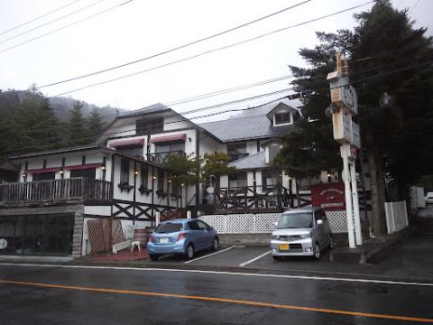 西湖での友人のミッションは「マ・メゾンというペンションがあるかどうか見てくること！」しっかりありましたよ！何でも犬を飼うまではよく利用していたようで。※この写真撮るために泥濘にはまり、シューズがどろどろになってしまったのもいい思い出♪