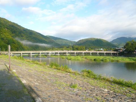 渡月橋到着～。バックの朝靄が素敵でした。