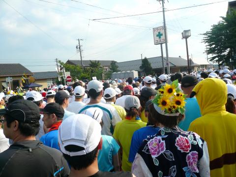 スタートはこんなに混雑。仮装している人もちらほら。