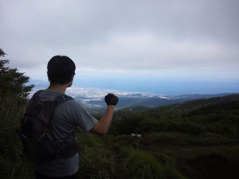 思わず歓声を上げてしまった明神ヶ岳付近から見える相模湾
絶景を前にポーズするコナンさん、頼りになる背中です!