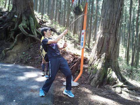 山頂への道中で、takanoさんが突然釣りを・・・？大物？