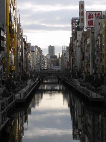 戎橋(通称きっかけ?ひっかけ?橋)から眺めた道頓堀川。月曜の早朝は人影もほとんどなく、週末や夜の喧噪が嘘のよう。