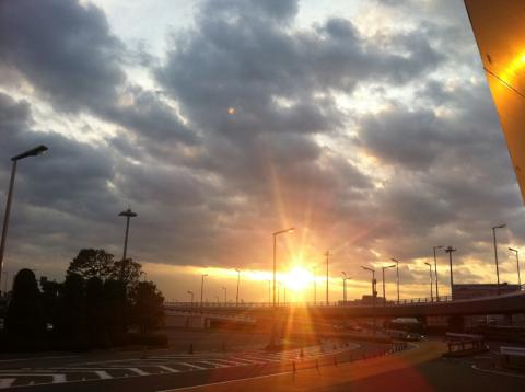 羽田空港ターミナル入り口にて