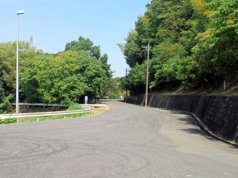スタート地点
奥の方の左手に駐車場がありコースの真横で便利です。