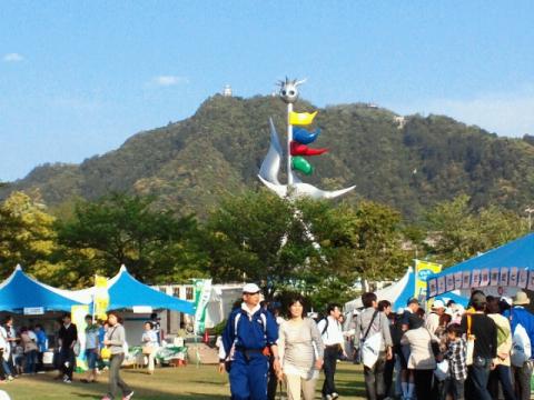 太陽の塔みたいなオブジェと金華山の上に見える岐阜城｡この太陽の塔もどきですが､調べてみたところ岡本太郎作と判明(笑)