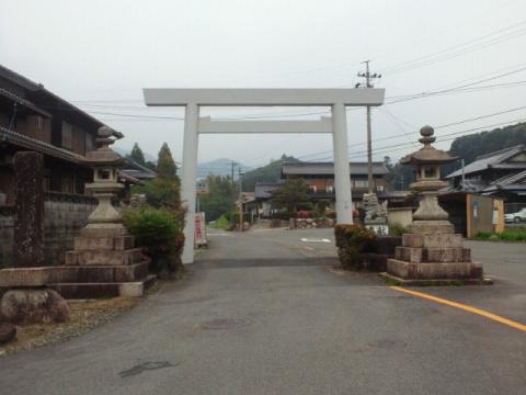 15.6km付近
ようやく最初の鳥居を通過。 目的地は近い・・・