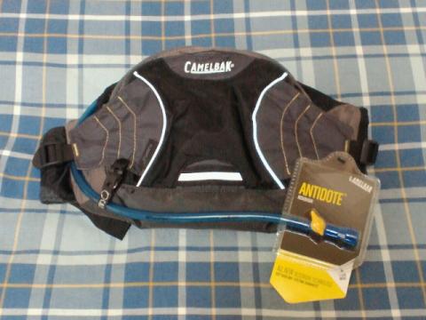 「CAMELBAK フラッシュフロ- LR」
先月の初大会のご褒美に購入。 ウエストポーチ型のリザーバー付で、バッグパック型の物よりお手軽にハイドレーションを利用できると思います。 容量は水容量で変わりますが、大きすぎず小さすぎず絶妙。 プチ遠出に利用したいと思います。