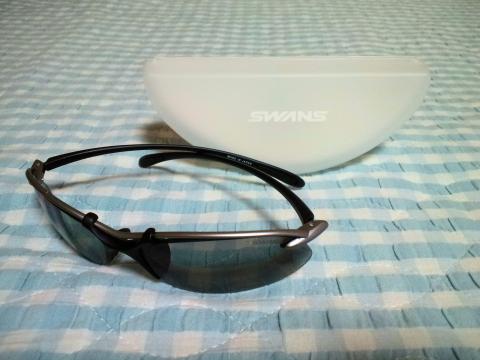 ご褒美リスト vol.2 「SWANS Airless-Wave SA-501」
今回のご褒美で一番高額でした。 今すぐ使用することは無いと思いますが、JOGの本の「揃えておきたいグッズ」にサングラスとあったため購入。 多分、車で運転する時に使うほうが早い気が・・・(笑)
