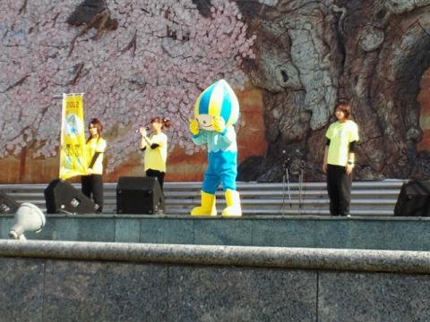 トークショウ終了後､一気に客が減ったのでここで最前線を確保｡ このマスコットはぎふ清流国体のマスコット｢ミナモ｣｡
