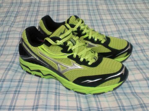 MIZUNO WAVE LSD3 WIDE (25.0cm)足囲4E→3Eへの変更｡ そこそこ軽いですし踵もピッタリでサイズも良い感じです｡ インソールは左足を重点的に調整してもらい腰に負担がかからないようにしてもらいました｡ インソール職人に｢靴について語っても良いレベル｣とお墨付きをもらったのが何気に嬉しかったです(笑) 次にシューズを買う時には3E→2Eになるといいなぁ･･･