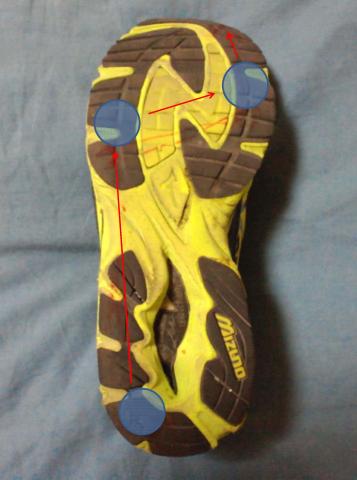 今まで使用していた｢MIZUNO WAVE LSD3｣の裏｡ 本来､青○のように踵(外側)→子指球→母指球→親指の先へスムーズに流れていくのですが･･･