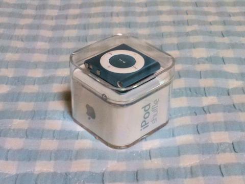 ご褒美リスト vol.1 「iPod shuffle」
基本的に音楽が無くても全然気にならないタイプなのですが、この先距離が延びてきたときを想定して購入。 終盤で踏ん張るところやラストスパートの時に「Gonna Fly Now」でも聴いて走ってみようか(笑)