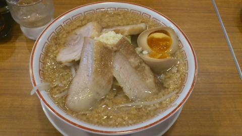 昨日の昼食、COREDO室町「バシのせたが屋」
魚郎ラーメン、味玉のせ 1000円也
上海からの出張者に昼食の希望を聞いたら、「ラーメン」と即答
僕としては和食が食べたかったが仕方がない!?
二郎よりも魚粉の味が濃いがなかなかだった