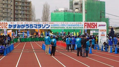 出走の皆が見られなかったシーをお届けしましょう!
「川内、あと1kmを切りました~」のアナウンスで、係員が集まってくる