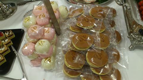 亀屋万年堂の特性どら焼き、紅白饅頭