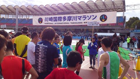 スタート10分前
3,000人規模のレースだが、幸運にも前のほうにもぐりこめた