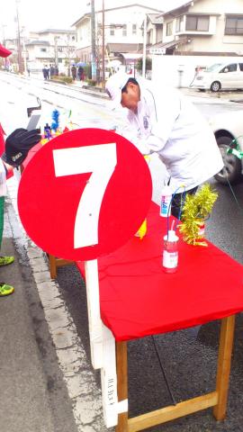 30kmの給水ポイントに到着
ナンバーの右VAAMのボトルがyuzo選手のスペシャル
もっと派手にしようよ!?
