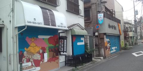 奥は手作りドイツハムで有名な伊勢屋
コンクールで優勝したりして評判なので時折買いに来る
今まだ気づかなかったが手前に提灯屋さんがあったのね!
つい最近閉店したらしい・・・