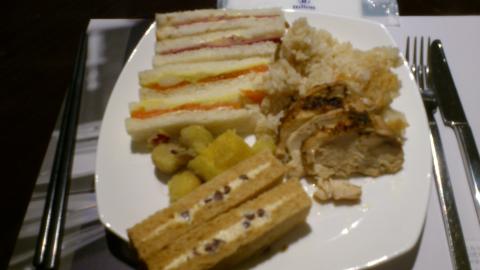 まずは軽食で空腹を満たす
ランナーに嬉しいチキンをたっぷり