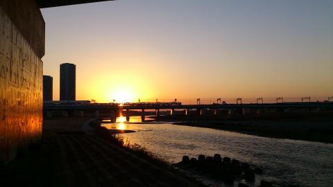 今朝の日の出
二子橋と田園都市線
昨日と違い雲一つない快晴!