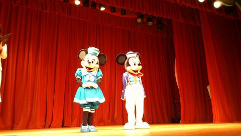 朝から会社の貸切ショータイム
ミッキー&ミニーの登場