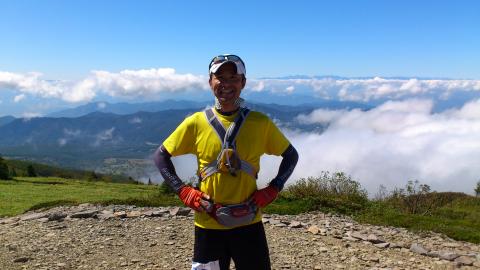 20km地点
(ガーミンでは24km!? 以降、距離表示は大会発表分なのでガーミンとは4km位ずれてます)
この間は山が険しすぎて撮影の余裕なし
小根子岳山頂から南側
雲の向こうに八ヶ岳
この5分後に悲劇・・・
