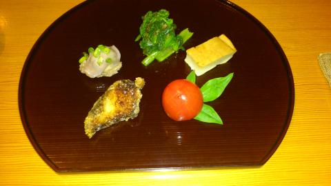いつも食事の写真ですみません
昨日は静岡三島出張で愛媛からのお客様と会食
いつも鰻では飽きるので、新しい店を開拓
四季酒祭「風土」
前菜
青菜の土佐和え、砂肝の塩煮、カレイの漬け揚げ、鱈のすり身焼き、ミニトマトの生姜浸し